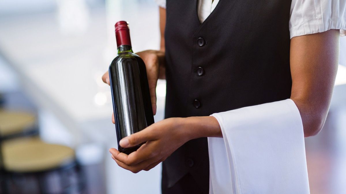 Kdo u vchodu odloží mobil, má láhev vína gratis, láká hosty italská restaurace